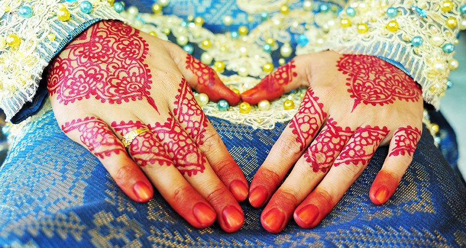 red henna hands
